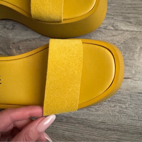 L'INTERVALLE 
Aguo Yellow Leather sandals size 38 - Picture 6 of 6